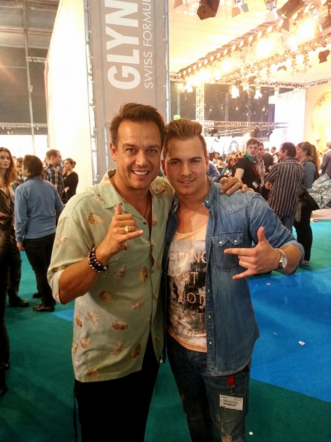 Maximilian Steines mit Angus Mitchell, Mitinhaber von Paul Mitchell und Sohn des Gründers, auf einer Fachmesse